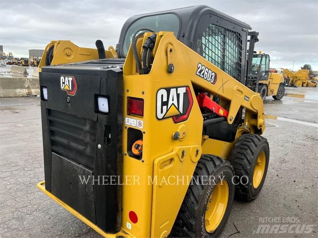 CAT 226D3 C3H2 لوادر انزلاقية التوجيه