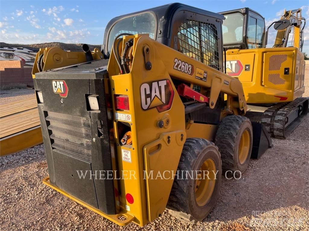 CAT 226D3 C3H2 لوادر انزلاقية التوجيه