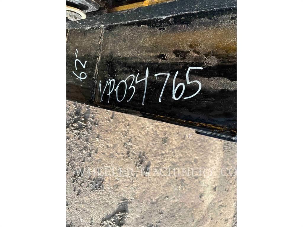 CAT 226D3 C3H2 لوادر انزلاقية التوجيه