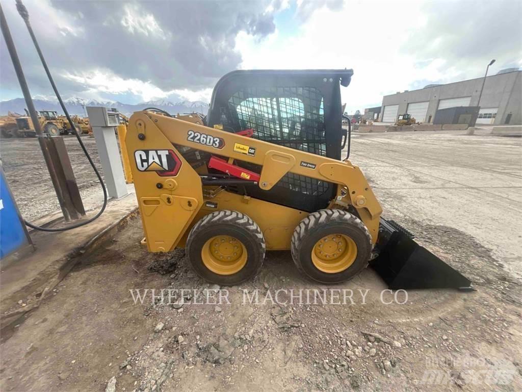 CAT 226D3 C3H2 لوادر انزلاقية التوجيه