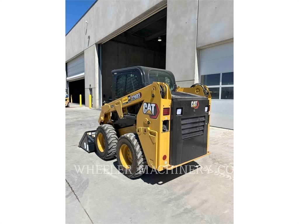 CAT 226D3 C3H2 لوادر انزلاقية التوجيه