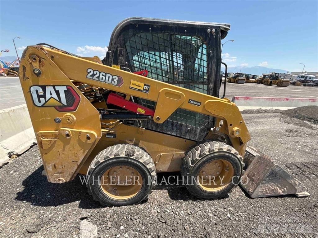 CAT 226D3 C3H2 لوادر انزلاقية التوجيه