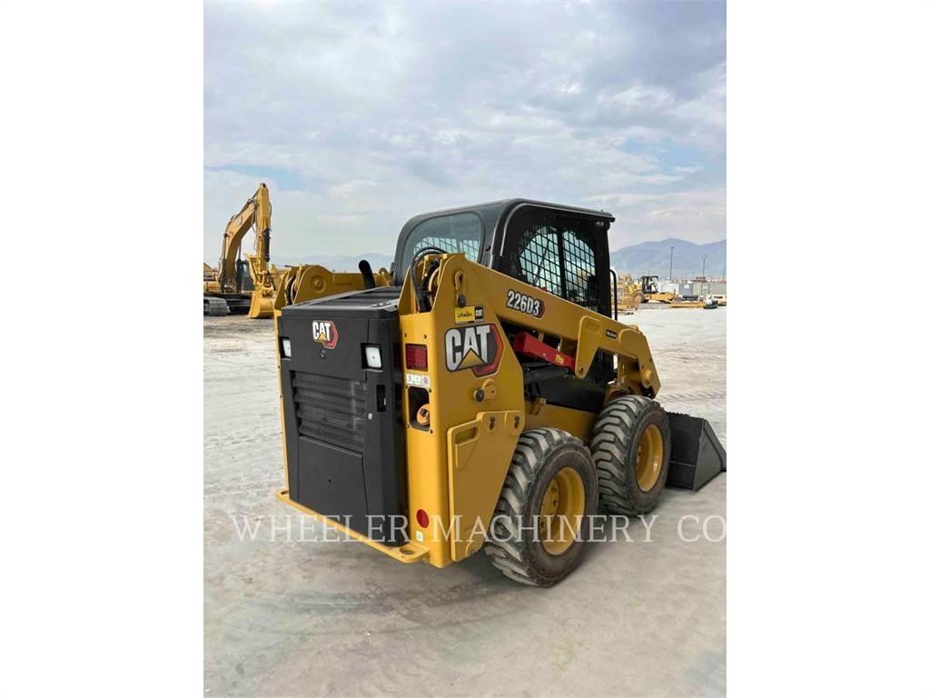 CAT 226D3 C3H2 لوادر انزلاقية التوجيه