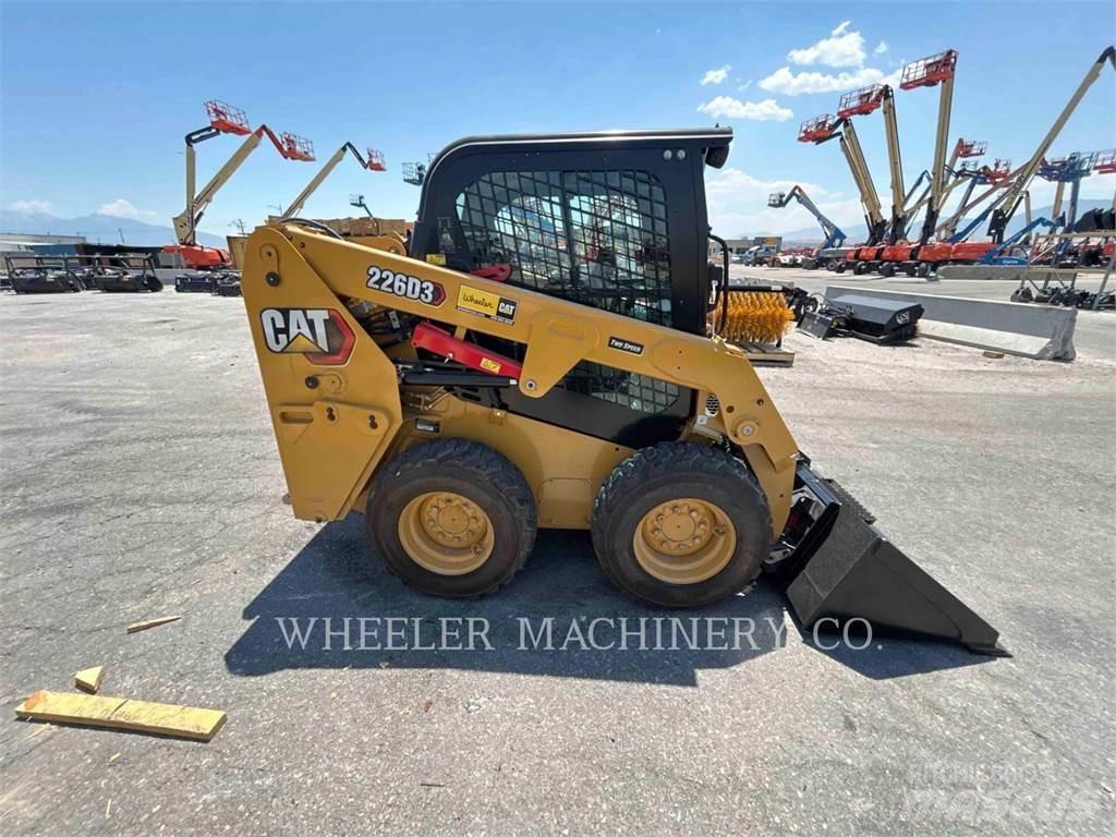 CAT 226D3 C3H2 لوادر انزلاقية التوجيه