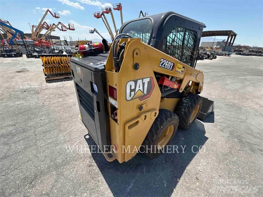 CAT 226D3 C3H2 لوادر انزلاقية التوجيه