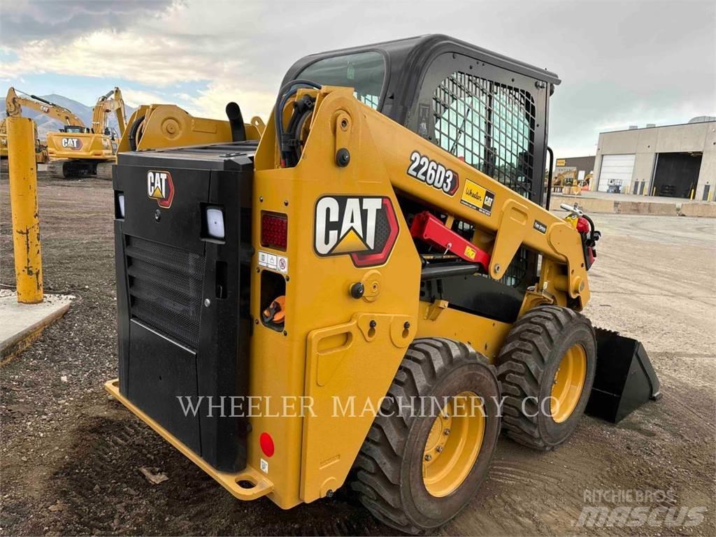 CAT 226D3 C3H2 لوادر انزلاقية التوجيه