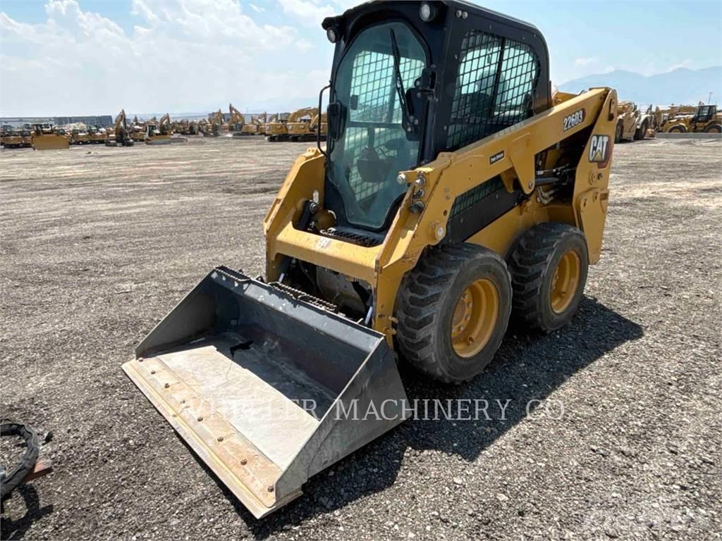 CAT 226D3 C3H2 لوادر انزلاقية التوجيه