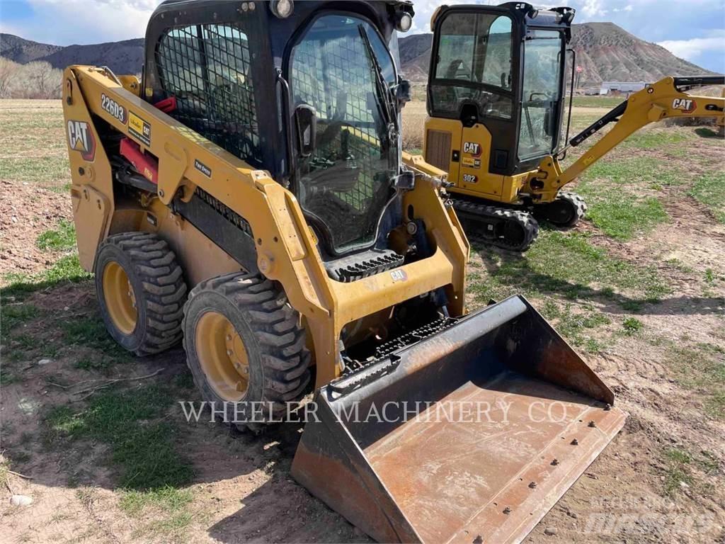 CAT 226D3 C3H2 لوادر انزلاقية التوجيه