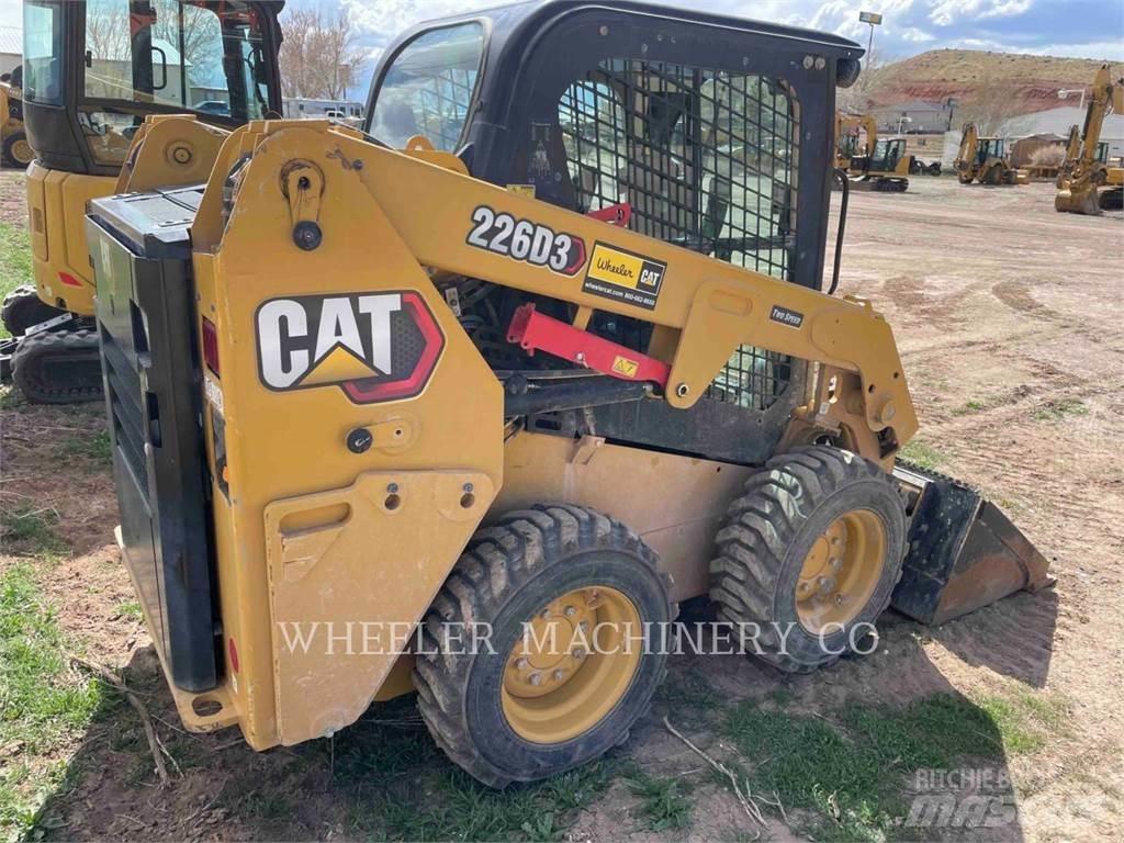 CAT 226D3 C3H2 لوادر انزلاقية التوجيه