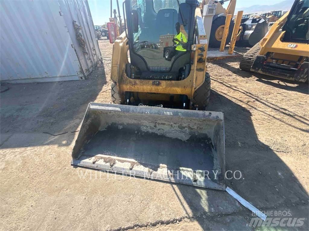 CAT 226D3 C3H2 لوادر انزلاقية التوجيه