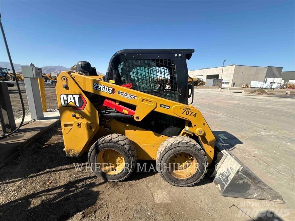 CAT 226D3 C3H2 لوادر انزلاقية التوجيه