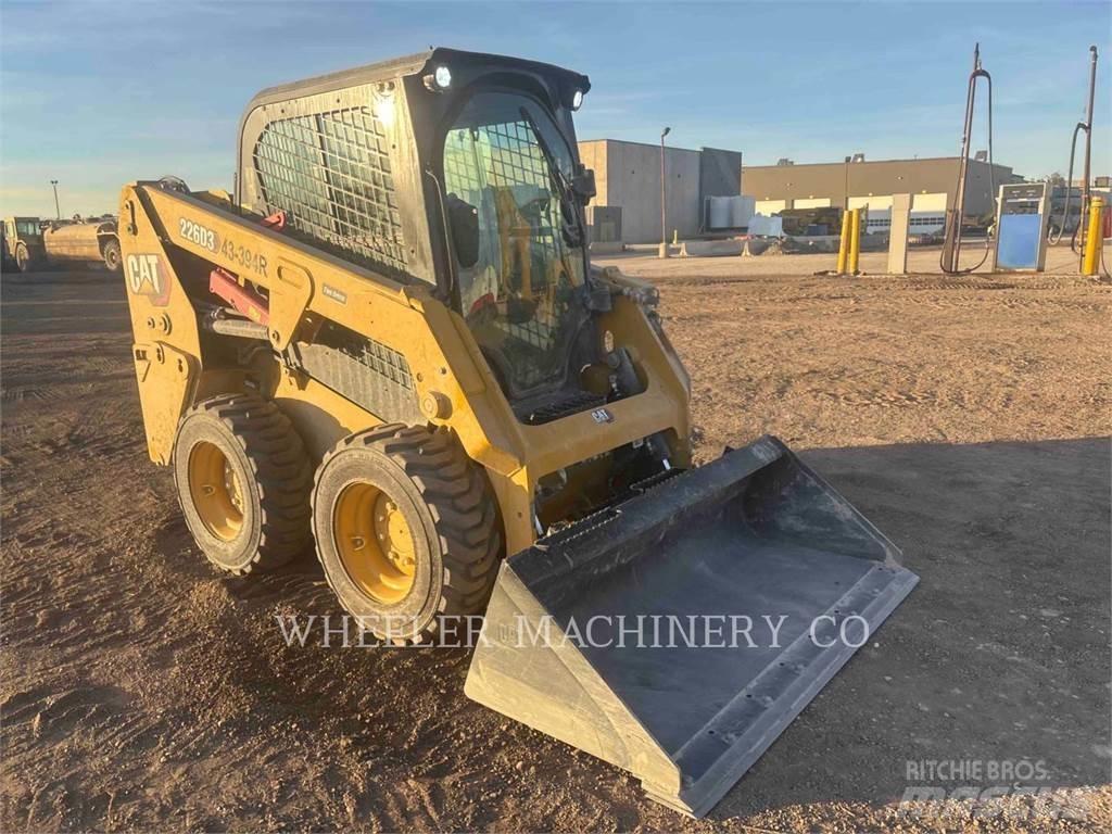CAT 226D3 C3H2 لوادر انزلاقية التوجيه