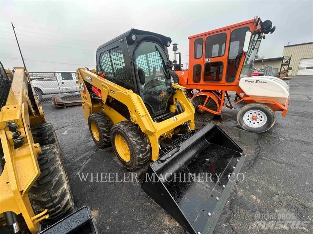 CAT 226D3 C3H2 لوادر انزلاقية التوجيه