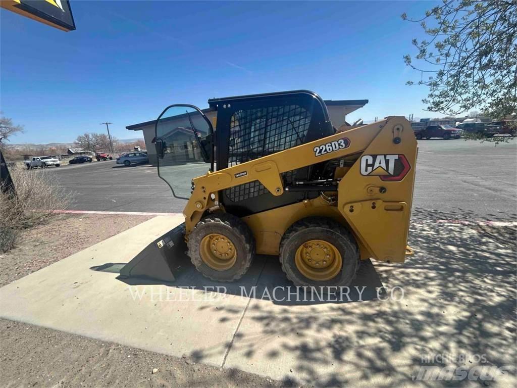 CAT 226D3 C3H2 لوادر انزلاقية التوجيه
