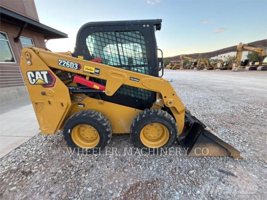 CAT 226D3 C3H2 لوادر انزلاقية التوجيه