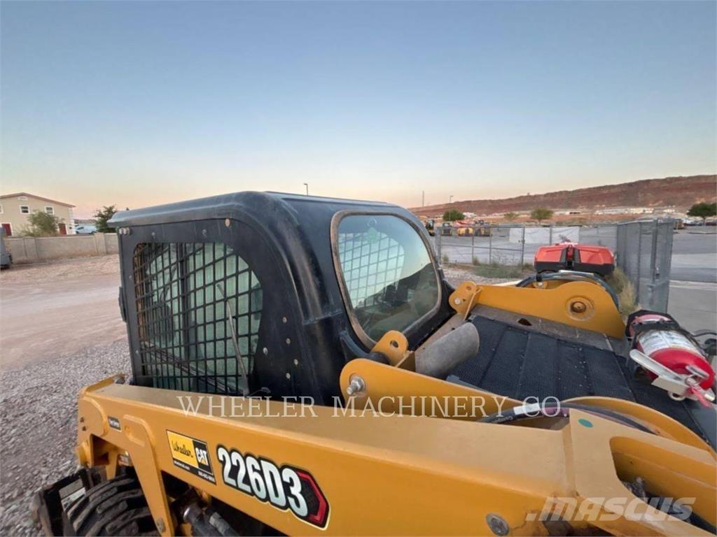 CAT 226D3 C3H2 لوادر انزلاقية التوجيه