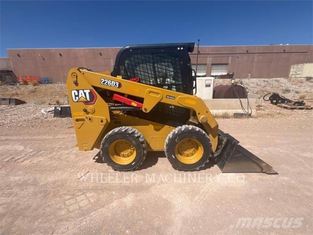 CAT 226D3 C3H2 لوادر انزلاقية التوجيه