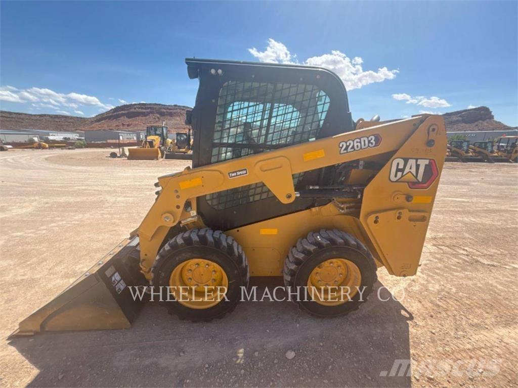 CAT 226D3 C3H2 لوادر انزلاقية التوجيه