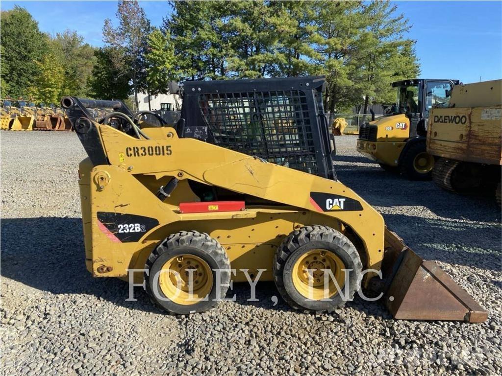 CAT 232B2 لوادر انزلاقية التوجيه