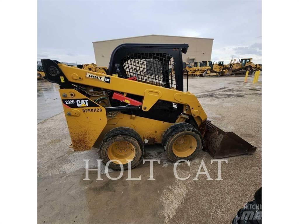 CAT 232D لوادر انزلاقية التوجيه