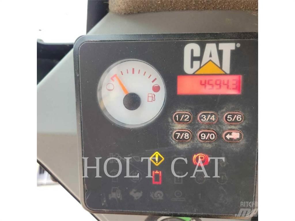 CAT 232D لوادر انزلاقية التوجيه