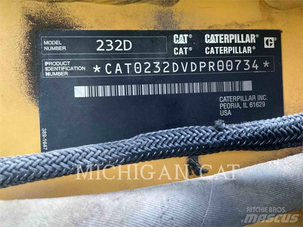 CAT 232D Q+ لوادر انزلاقية التوجيه
