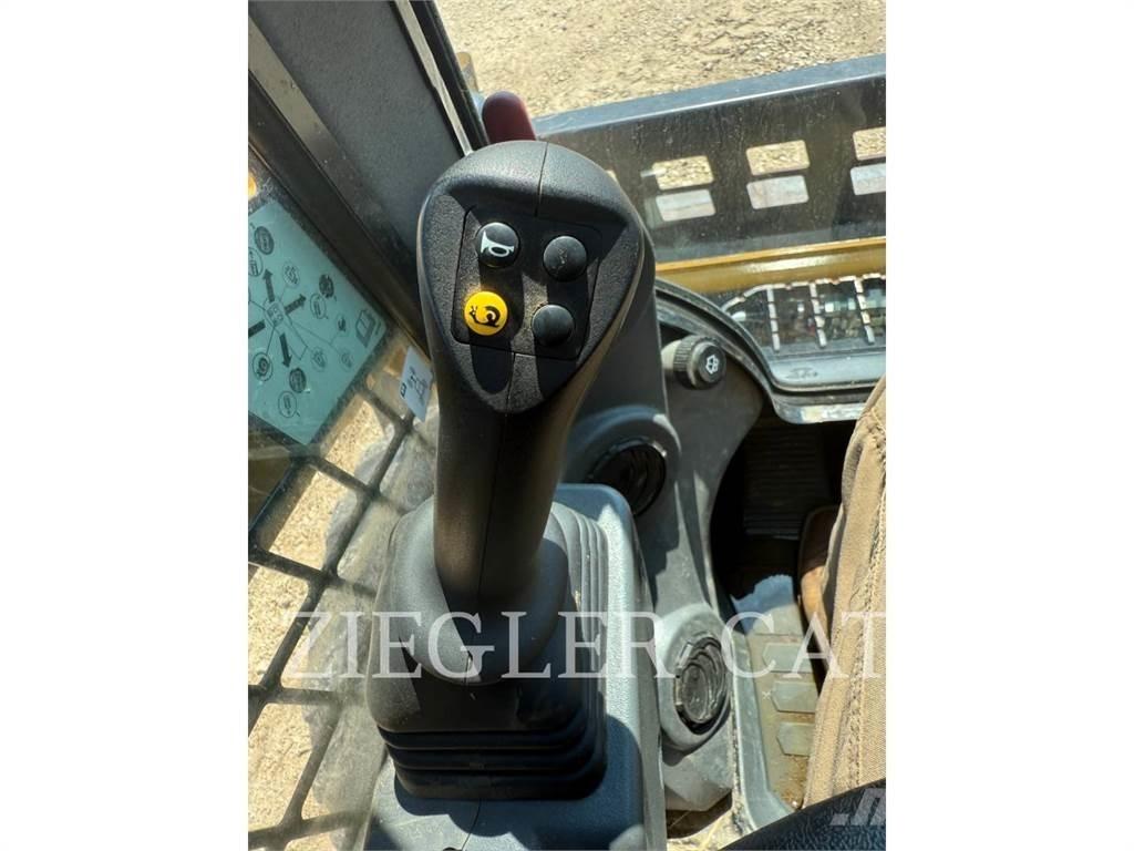 CAT 232D3 لوادر انزلاقية التوجيه