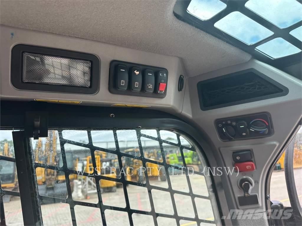 CAT 232D3 لوادر انزلاقية التوجيه