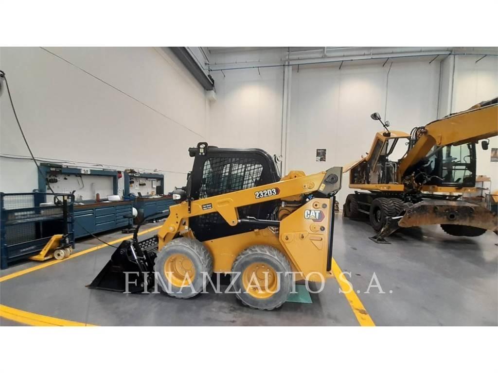 CAT 232D3 لوادر انزلاقية التوجيه