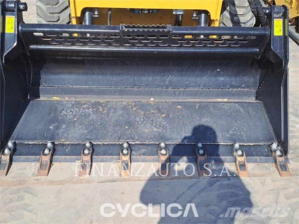 CAT 232D3 لوادر انزلاقية التوجيه