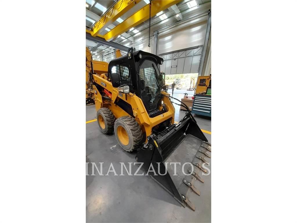 CAT 232D3 لوادر انزلاقية التوجيه