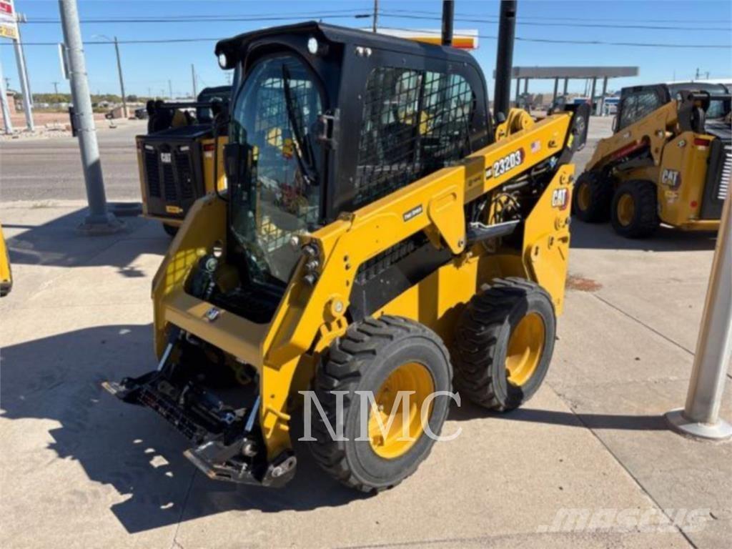 CAT 232D3 لوادر انزلاقية التوجيه
