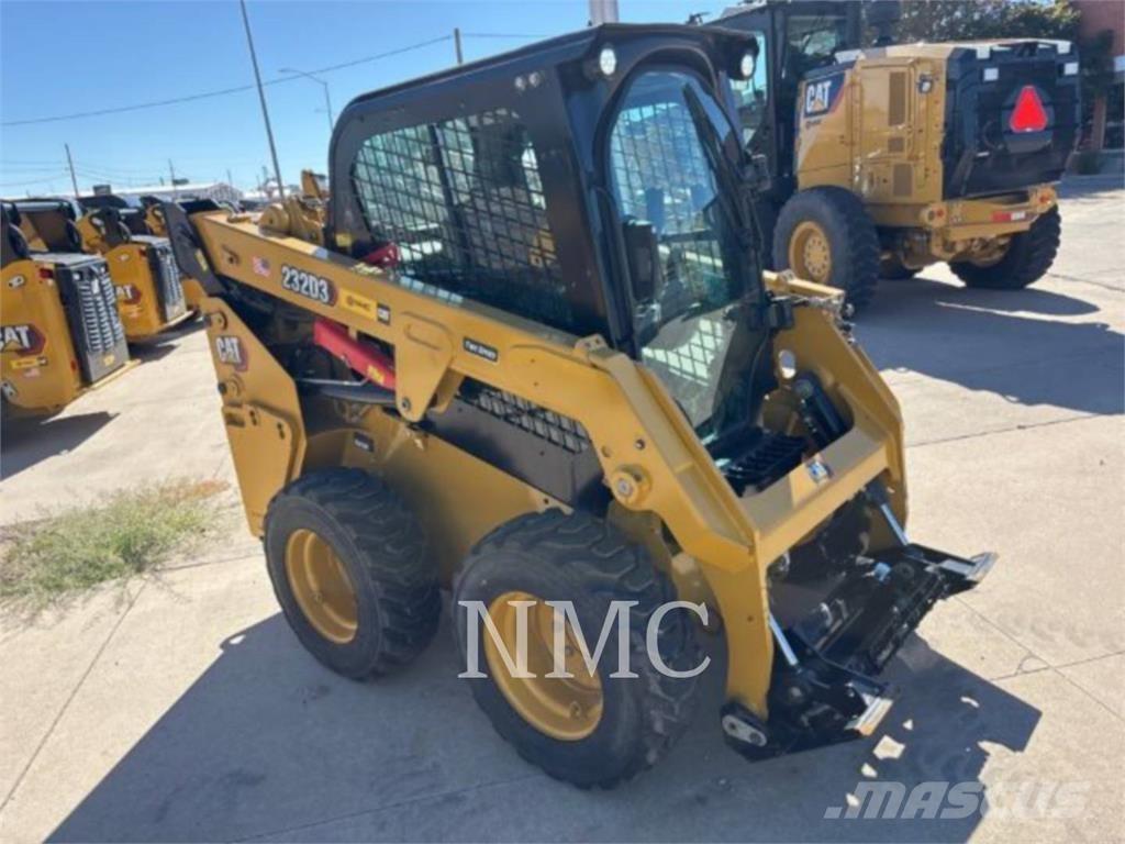 CAT 232D3 لوادر انزلاقية التوجيه