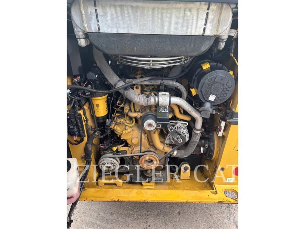 CAT 232D3 لوادر انزلاقية التوجيه