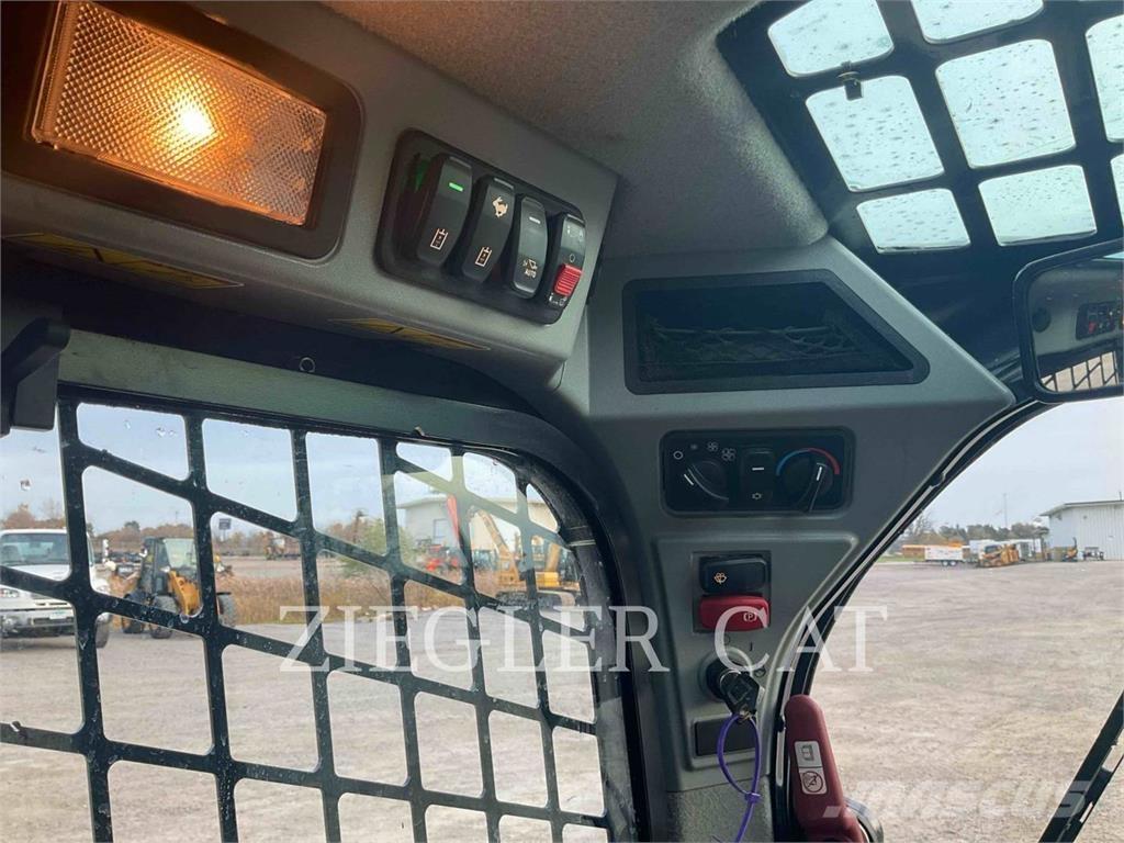 CAT 232D3 لوادر انزلاقية التوجيه