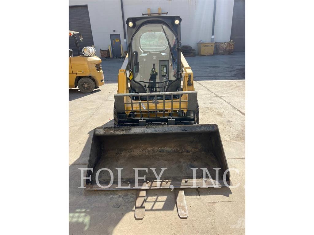 CAT 232D3 لوادر انزلاقية التوجيه