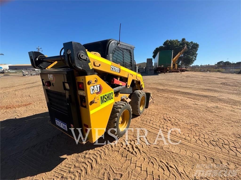 CAT 232D3LRC لوادر انزلاقية التوجيه