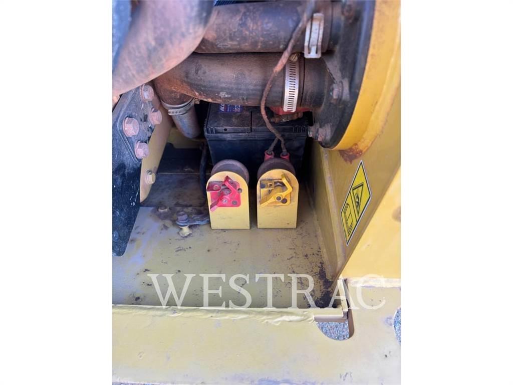 CAT 232D3LRC لوادر انزلاقية التوجيه