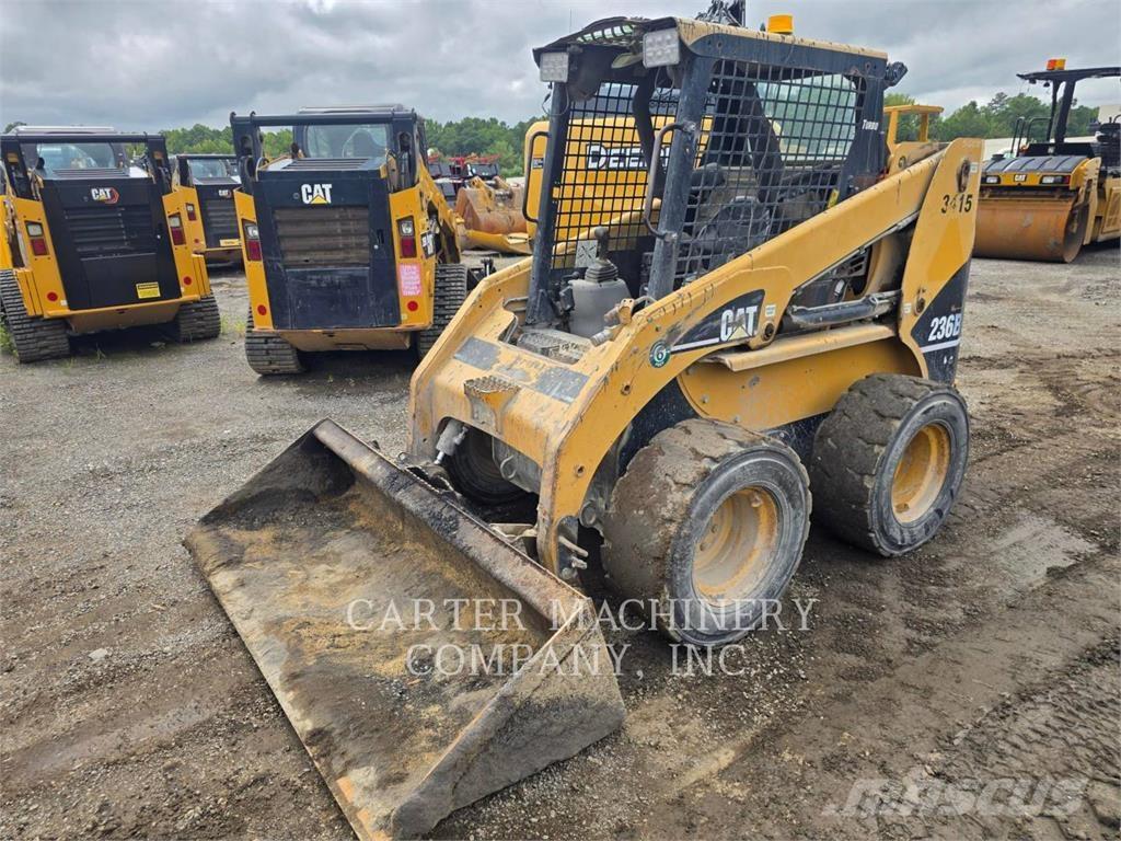 CAT 236 B لوادر انزلاقية التوجيه