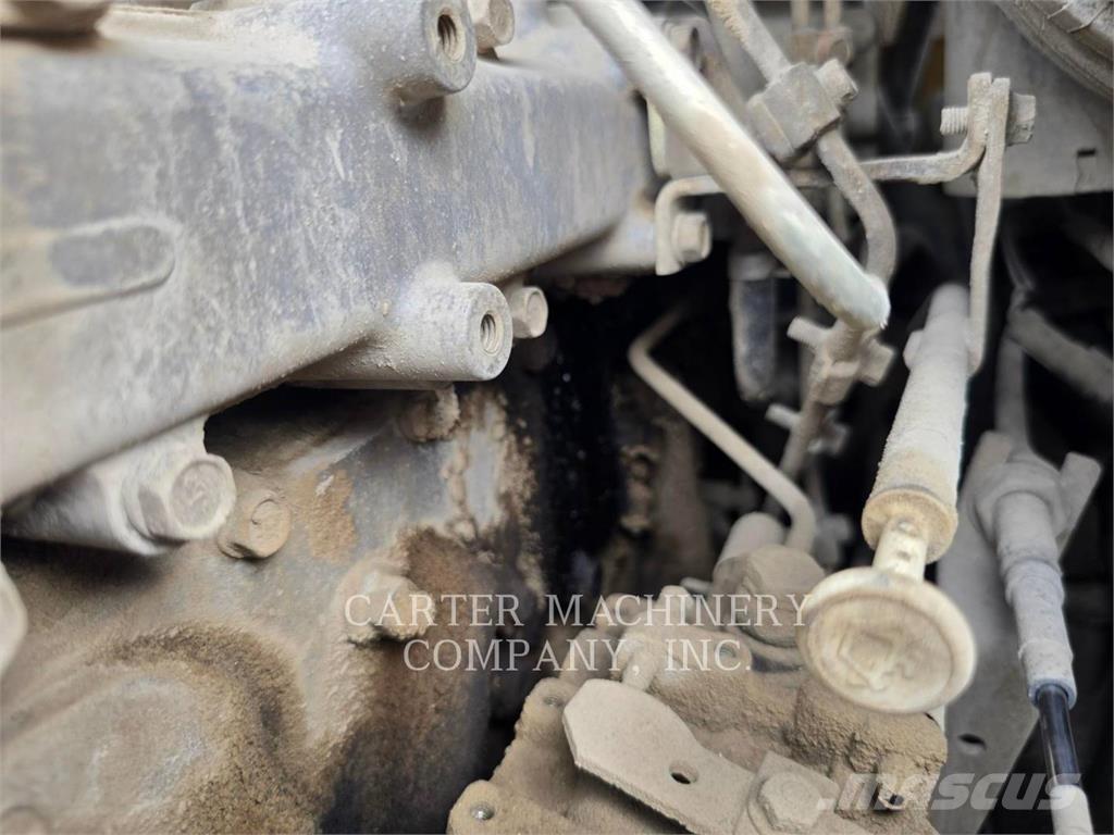 CAT 236 B لوادر انزلاقية التوجيه