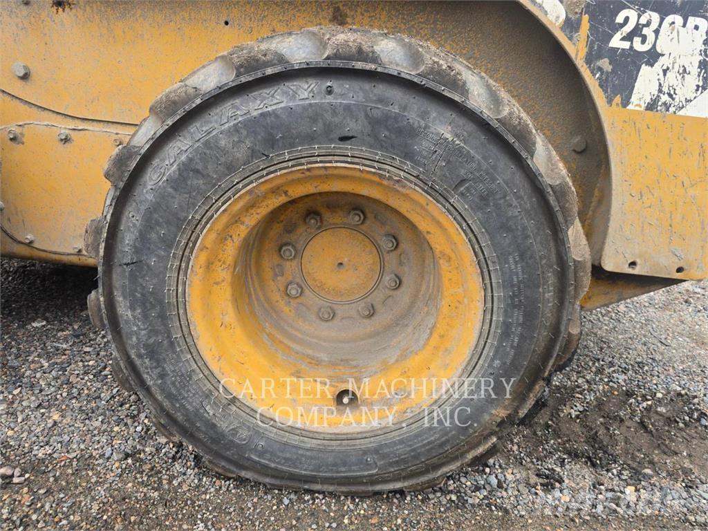 CAT 236 B SERIES 3 لوادر انزلاقية التوجيه