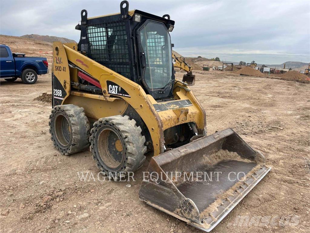 CAT 236B لوادر انزلاقية التوجيه