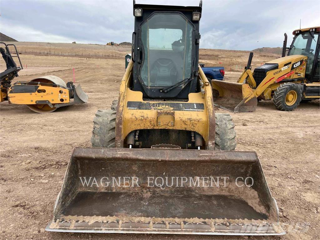 CAT 236B لوادر انزلاقية التوجيه