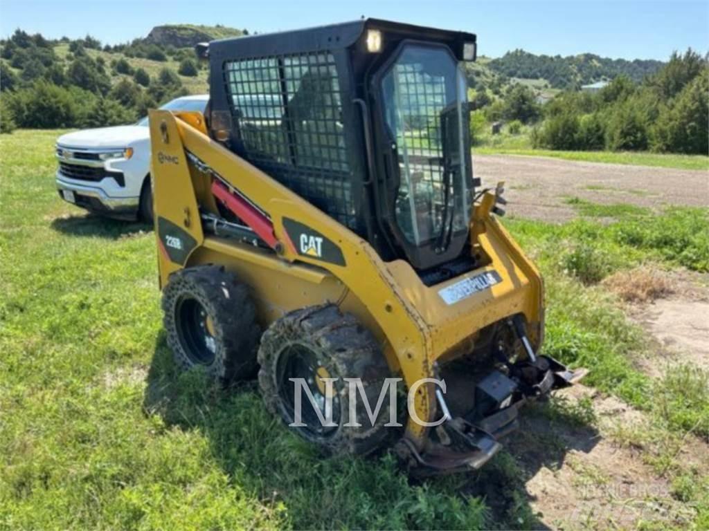 CAT 236B3 لوادر انزلاقية التوجيه