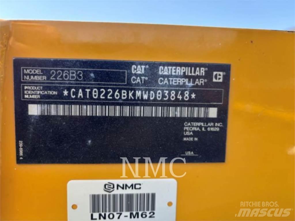 CAT 236B3 لوادر انزلاقية التوجيه