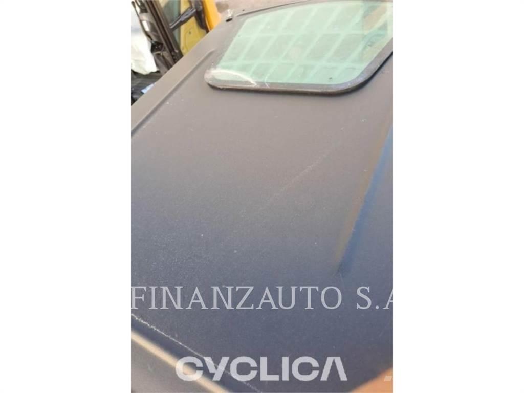CAT 236D لوادر انزلاقية التوجيه
