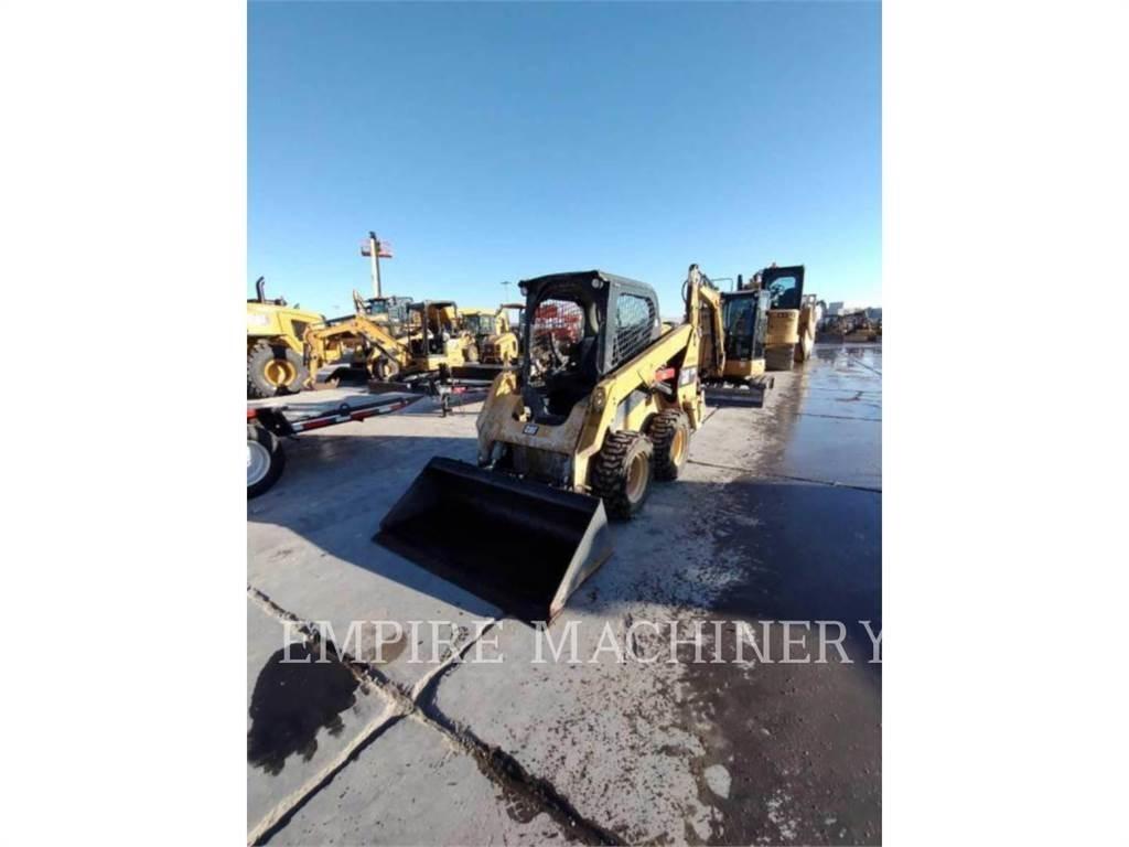 CAT 236D لوادر انزلاقية التوجيه