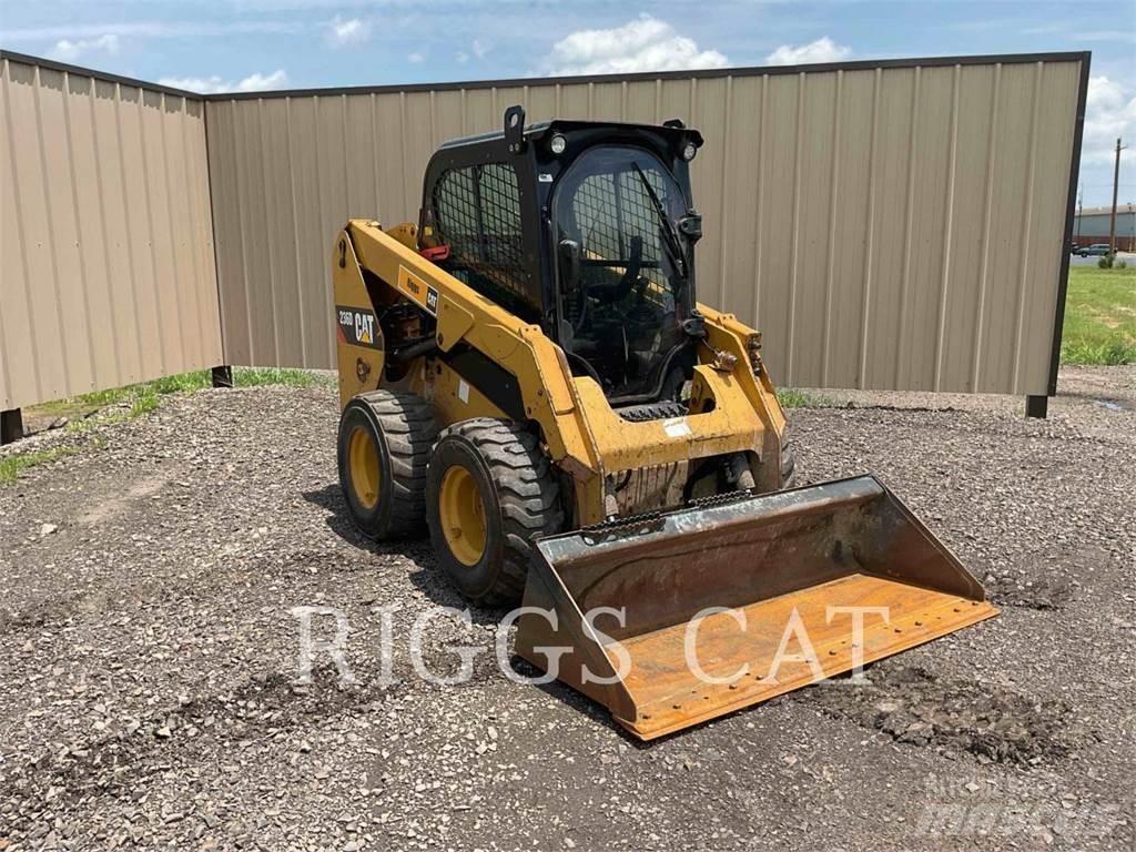 CAT 236D لوادر انزلاقية التوجيه