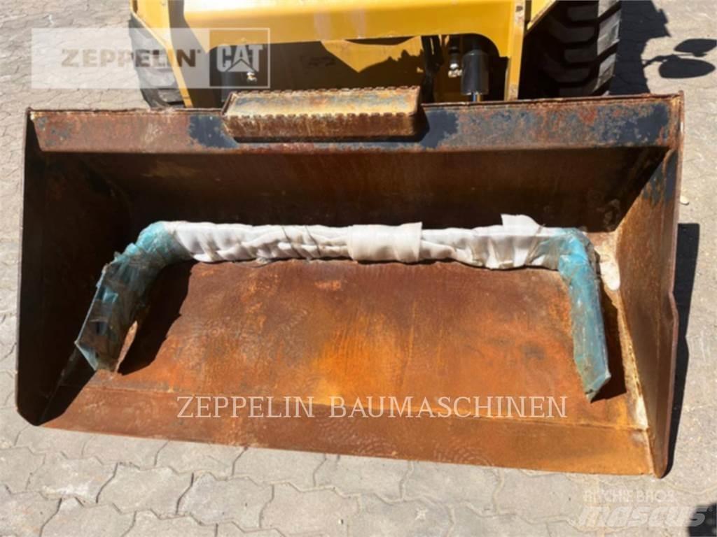 CAT 236D لوادر انزلاقية التوجيه