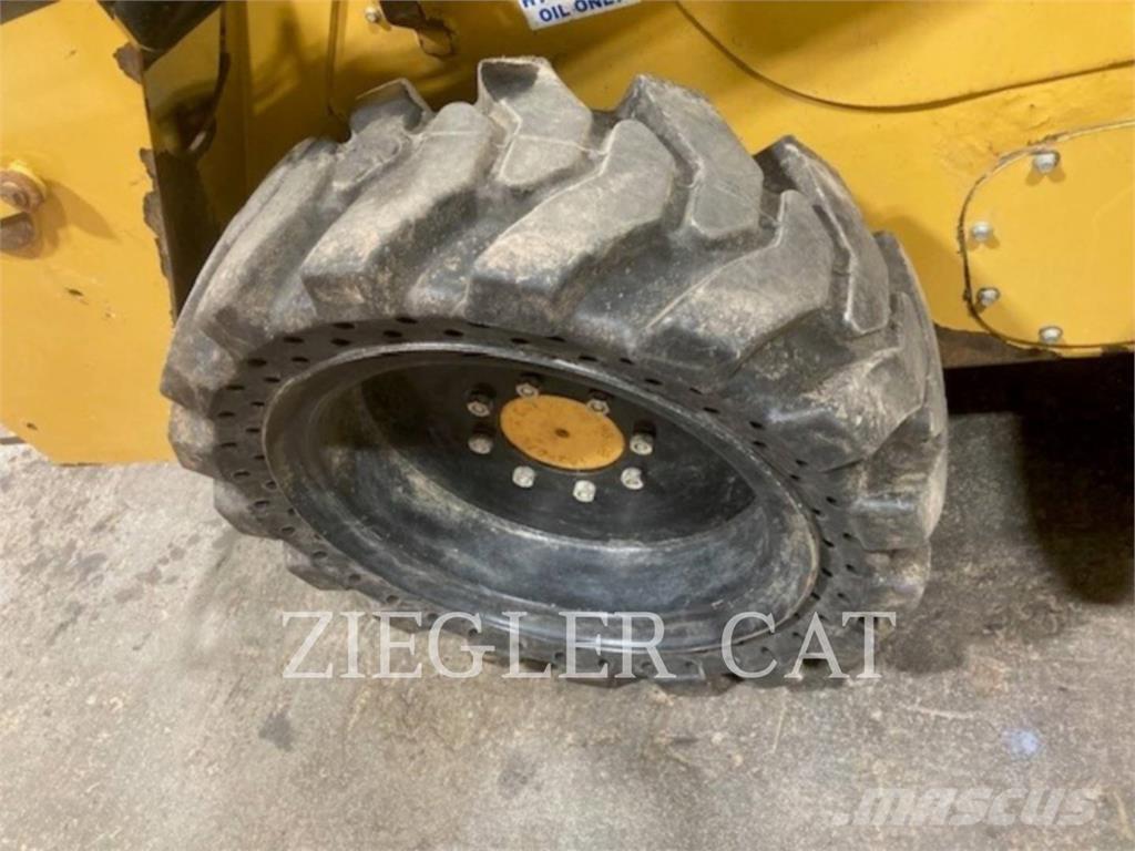 CAT 236D لوادر انزلاقية التوجيه